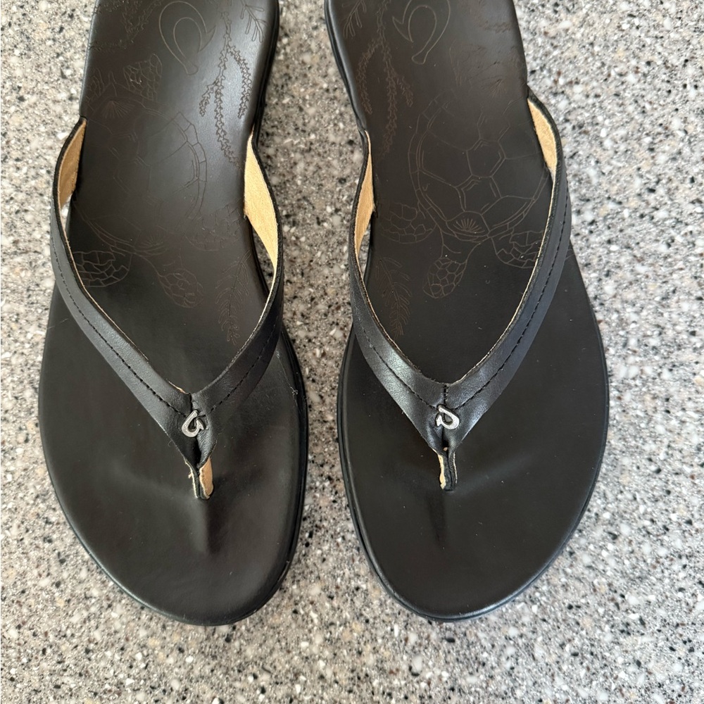 Olukai Honu Black Leather Flip Flops